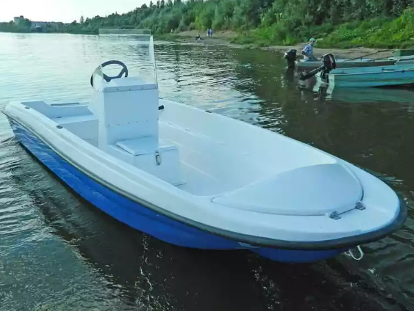 Стеклопластиковая лодка Пингвин с консолью (тримаран) в Златоусте