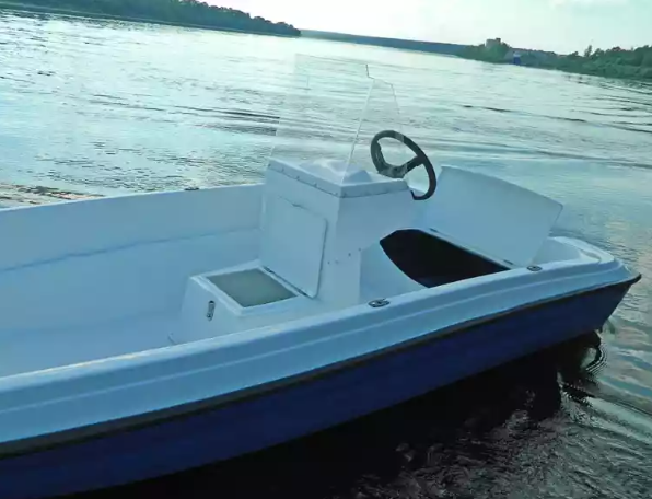 Стеклопластиковая лодка Пингвин с консолью (тримаран) в Златоусте