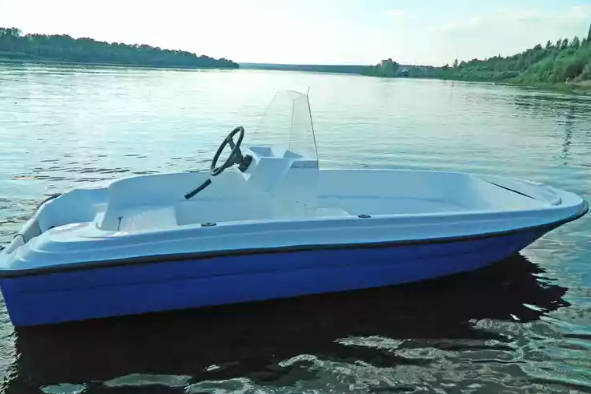 Стеклопластиковая лодка Пингвин с консолью (тримаран) в Златоусте