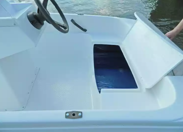 Стеклопластиковая лодка Пингвин с консолью (тримаран) в Златоусте